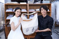 スノービューティー「#雪に願いを」キャンペーン賞品のサイン入りランドリーバッグを持つ武井咲（左）、高橋一生（右）。