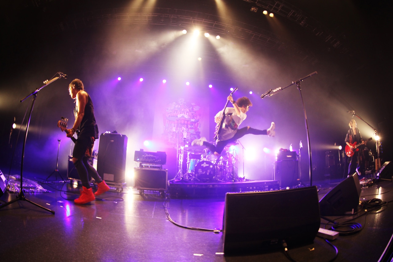 BLUE ENCOUNT