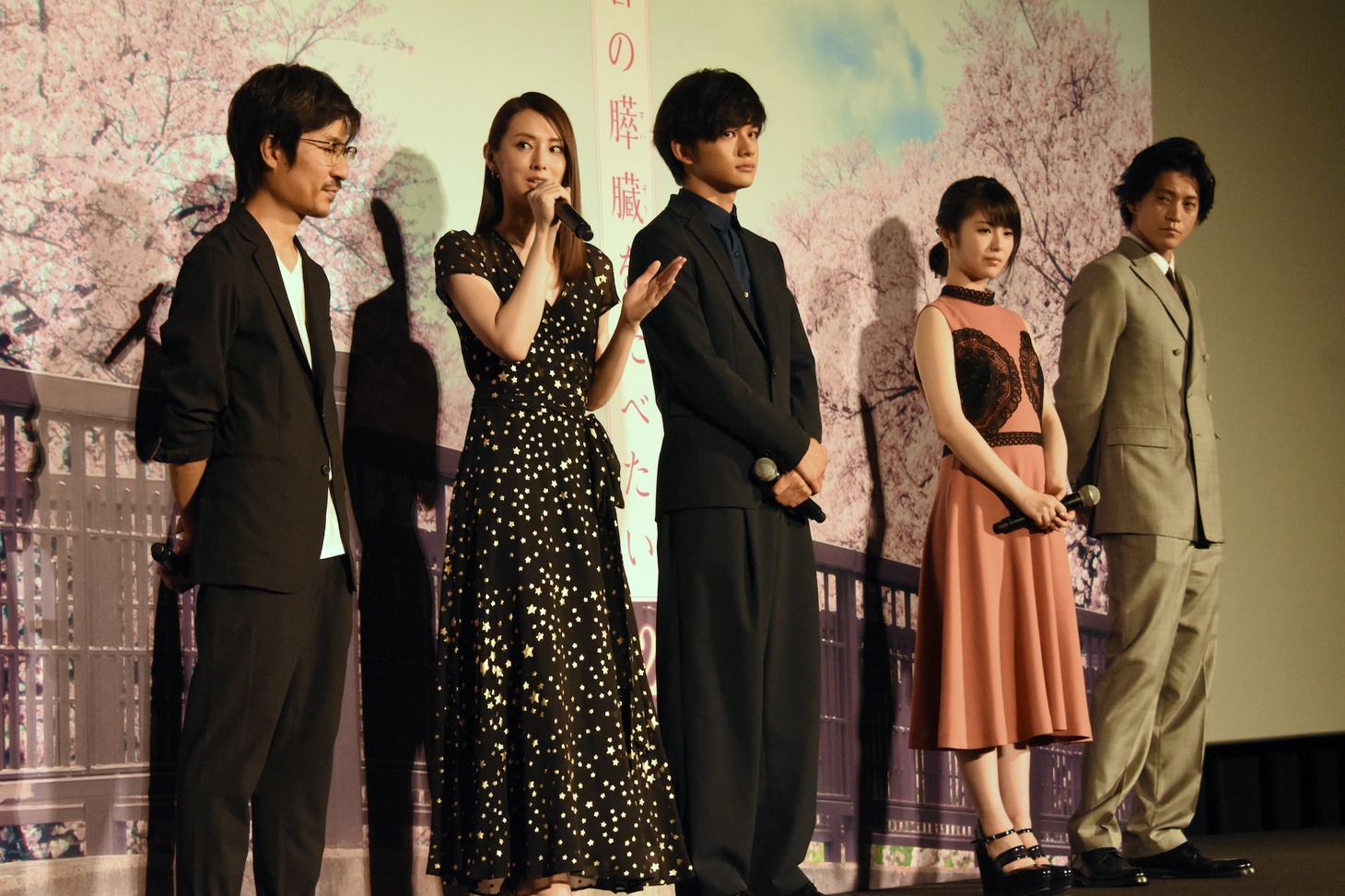 左から月川翔監督、北川景子、北村匠海、浜辺美波、小栗旬。