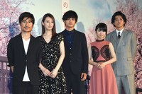 左から月川翔監督、北川景子、北村匠海、浜辺美波、小栗旬。