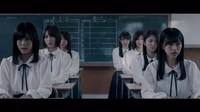 欅坂46「エキセントリック」ミュージックビデオのワンシーン。