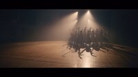 欅坂46「エキセントリック」ミュージックビデオのワンシーン。