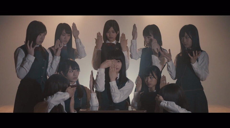 欅坂46がエキセントリックに踊るMV