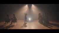 欅坂46「エキセントリック」ミュージックビデオのワンシーン。