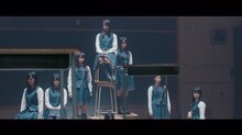 欅坂46「エキセントリック」ミュージックビデオのワンシーン。