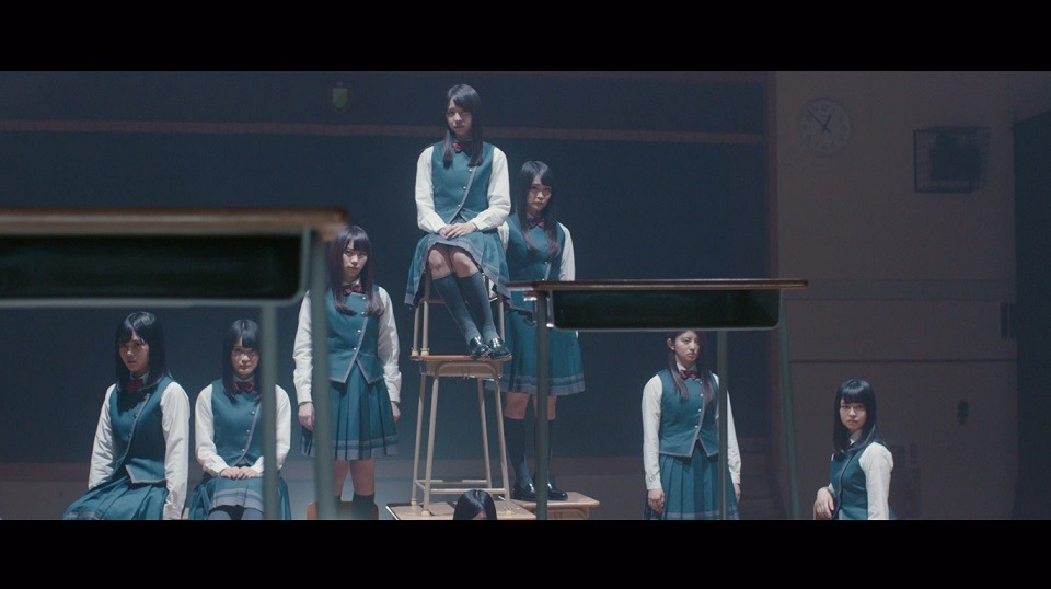 欅坂46「エキセントリック」ミュージックビデオのワンシーン。