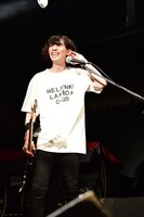 橋本薫（Vo, G）に「クッソエロい」ことを暴露された熊谷太起（G）。（撮影：高田真希子）