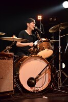 アベヨウスケ（Dr）（撮影：高田真希子）