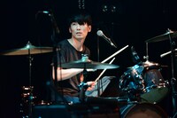 アベヨウスケ（Dr）（撮影：高田真希子）