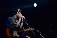 橋本薫（Vo, G）（撮影：高田真希子）