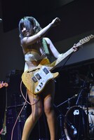 テレキャスをかき鳴らす藤田恵名。