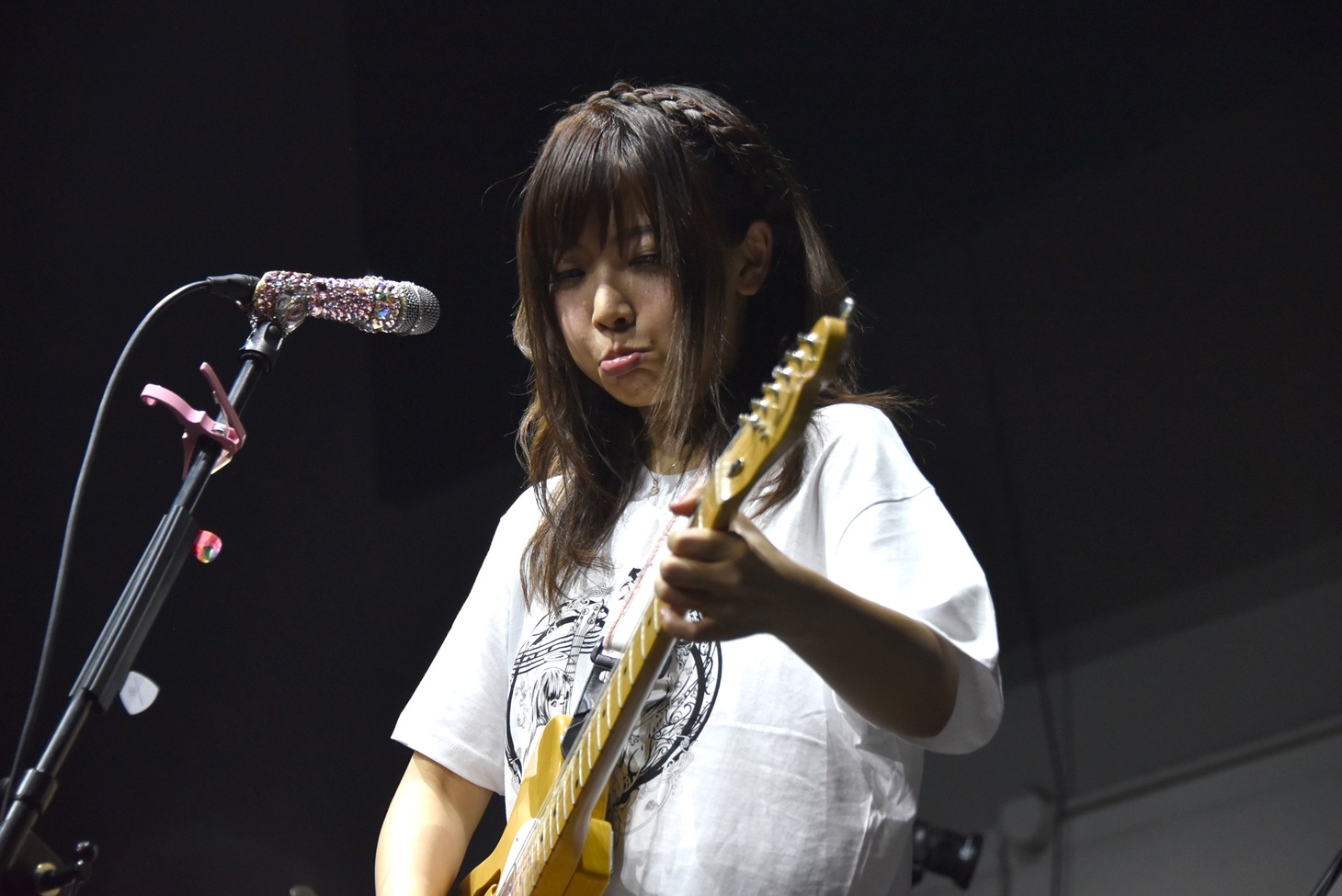 渋い顔でチューニングする藤田恵名。