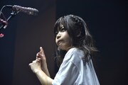 ドロンのポーズでライブを終える藤田恵名。