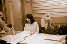 新山詩織とCharaによるレコーディングの様子。