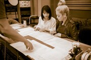新山詩織とCharaによるレコーディングの様子。