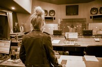 新山詩織とCharaによるレコーディングの様子。