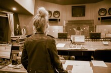 新山詩織とCharaによるレコーディングの様子。