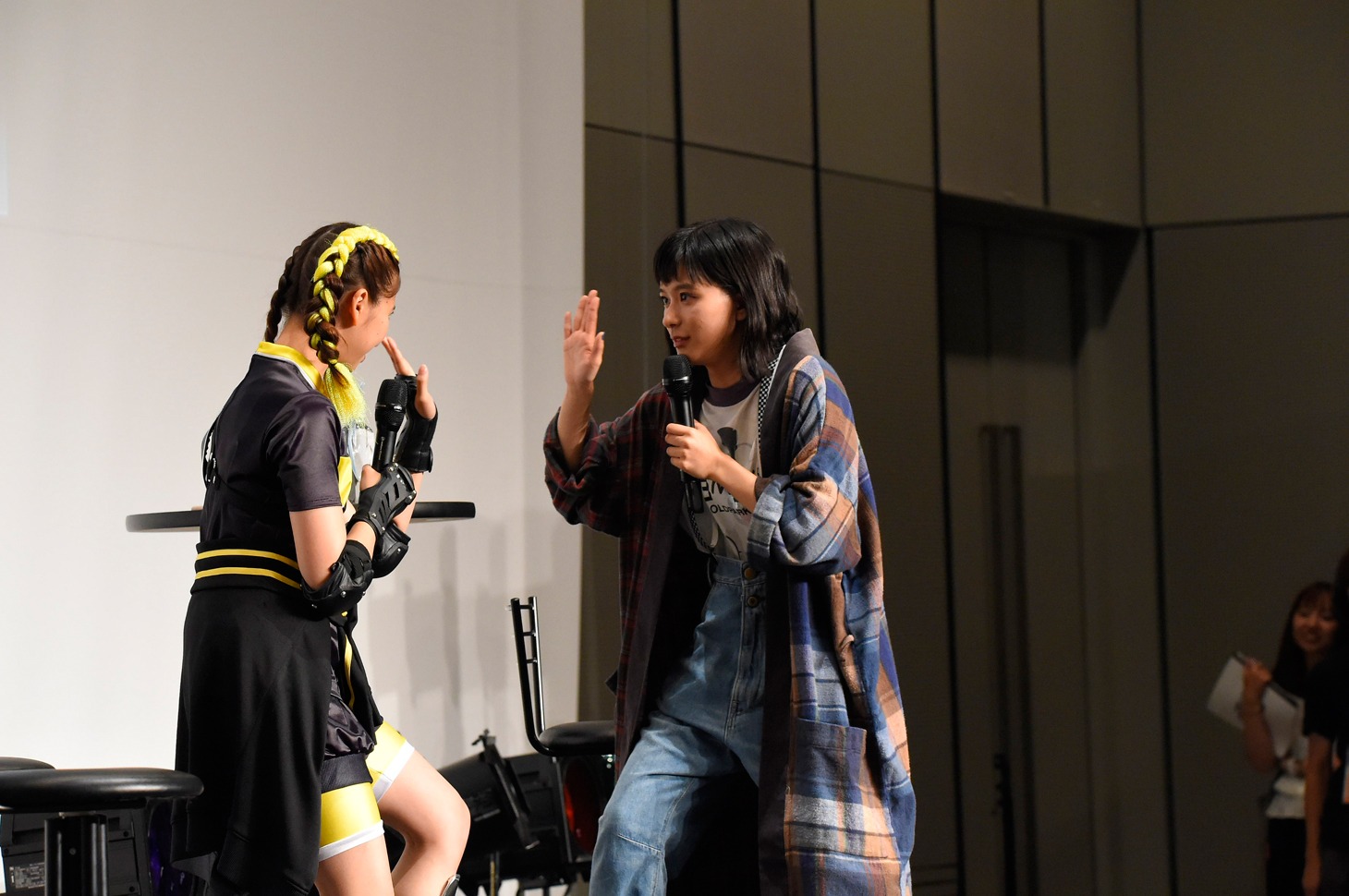 玉井詩織と芳根京子。（撮影：辺見真也）