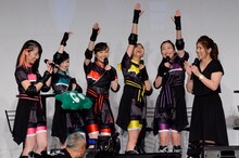 ももいろクローバーZと吉田沙保里選手。（撮影：辺見真也）