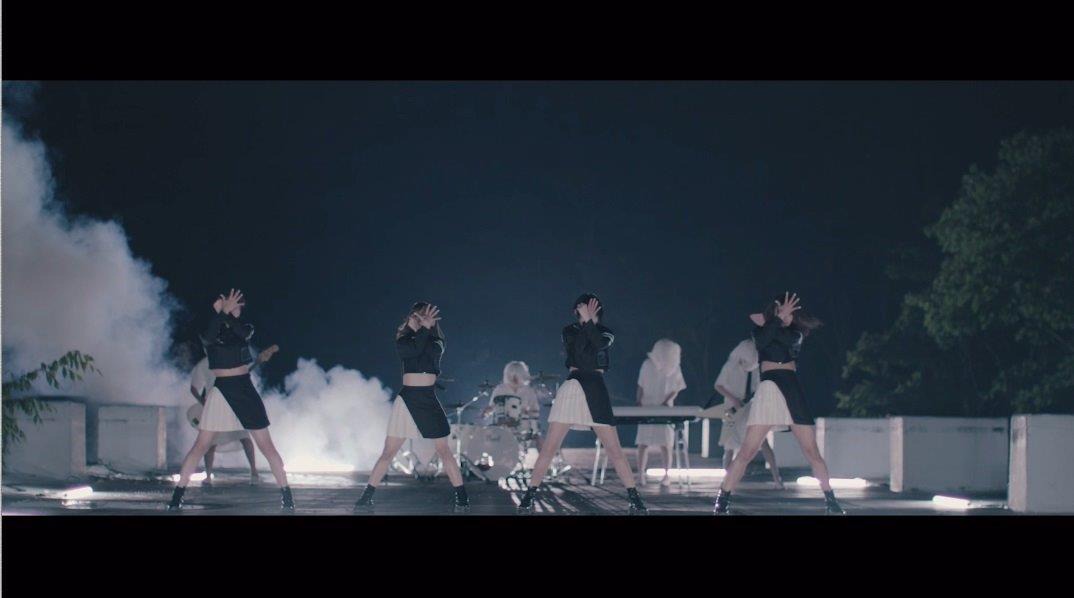 PassCode「ONE STEP BEYOND」のミュージックビデオのワンシーン。