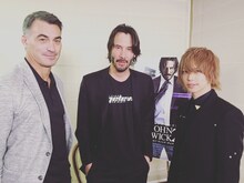 左からチャド・スタエルスキ監督、キアヌ・リーヴス、武瑠（SuG）。