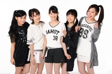 「ファッションセンターしまむら」のウェアを着用したチームしゃちほこ。