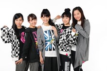 「ファッションセンターしまむら」のウェアを着用したチームしゃちほこ。