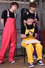 イタズラをしようとするリョウガ（右奥）、ユーキ（左奥）と、気付かないユースケ（手前）。