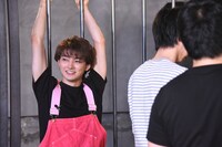 収録の合間にリラックスするユーキ。