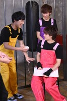 ユースケ（左）のイタズラに気付いたユーキ（手前）と、2人を見守るリョウガ（右奥）。