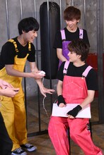 ユースケ（左）のイタズラに気付いたユーキ（手前）と、2人を見守るリョウガ（右奥）。