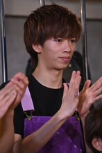 拍手をするリョウガ。