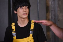 スタッフの話を真剣に聞くユースケ。