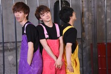 おしくらまんじゅうをする（左から）リョウガ、ユーキ、ユースケ。