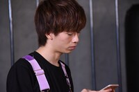 ブログの文面を考えるリョウガ。