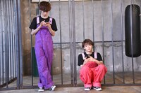 「檻の前で携帯触って、めちゃくちゃガラ悪いですよね？」と気にしながら8号車へお礼のブログを書くリョウガ（左）とユーキ（右）。