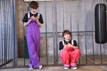 「檻の前で携帯触って、めちゃくちゃガラ悪いですよね？」と気にしながら8号車へお礼のブログを書くリョウガ（左）とユーキ（右）。