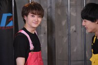 サンドバッグをドラム缶に当てて大きな音を出してしまい、「ヤバい」といった表情で檻から出てきたユーキ（左）。