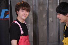 サンドバッグをドラム缶に当てて大きな音を出してしまい、「ヤバい」といった表情で檻から出てきたユーキ（左）。