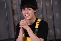 お願いするユースケ。