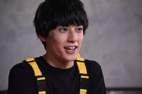 記者からの質問に答えるユースケ。