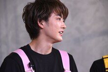 記者からの質問に答えるユーキ。