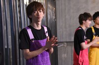 収録を終え、笑顔を浮かべるリョウガ。