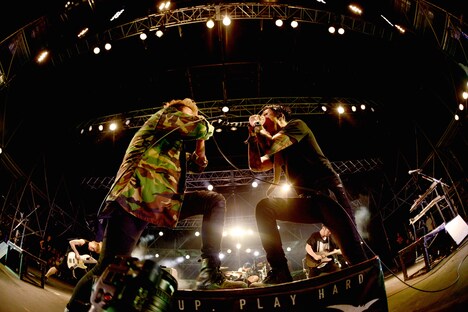 SiMとKoie（Crossfaith）のコラボの様子。