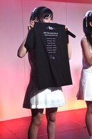 70枚限定で販売されたTシャツを掲げる橋本麗愛。