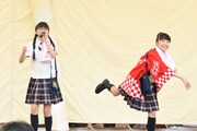 “飴ちゃん”を投げるさくら学院購買部。