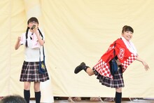 “飴ちゃん”を投げるさくら学院購買部。