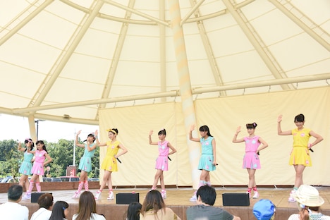 親子連れに振り付けをレクチャーするCiao Smiles。