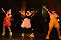 左からKAREN、RIMA、HINA。（撮影：達川範一）