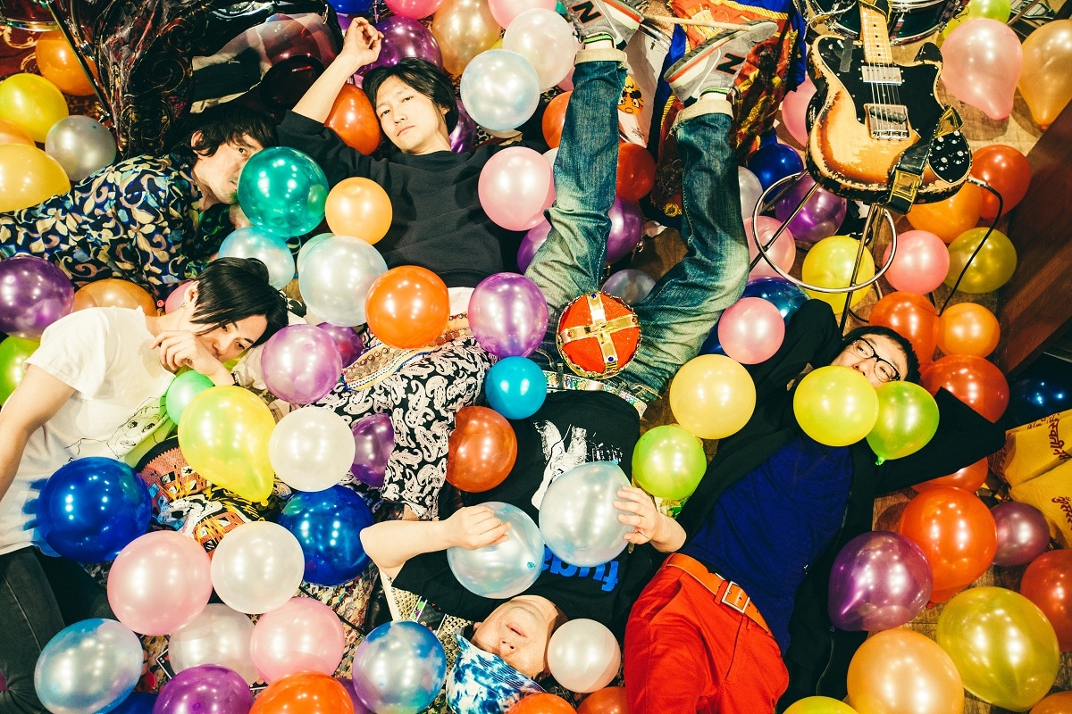 髭、15周年の年始に恒例「Party Mustache」